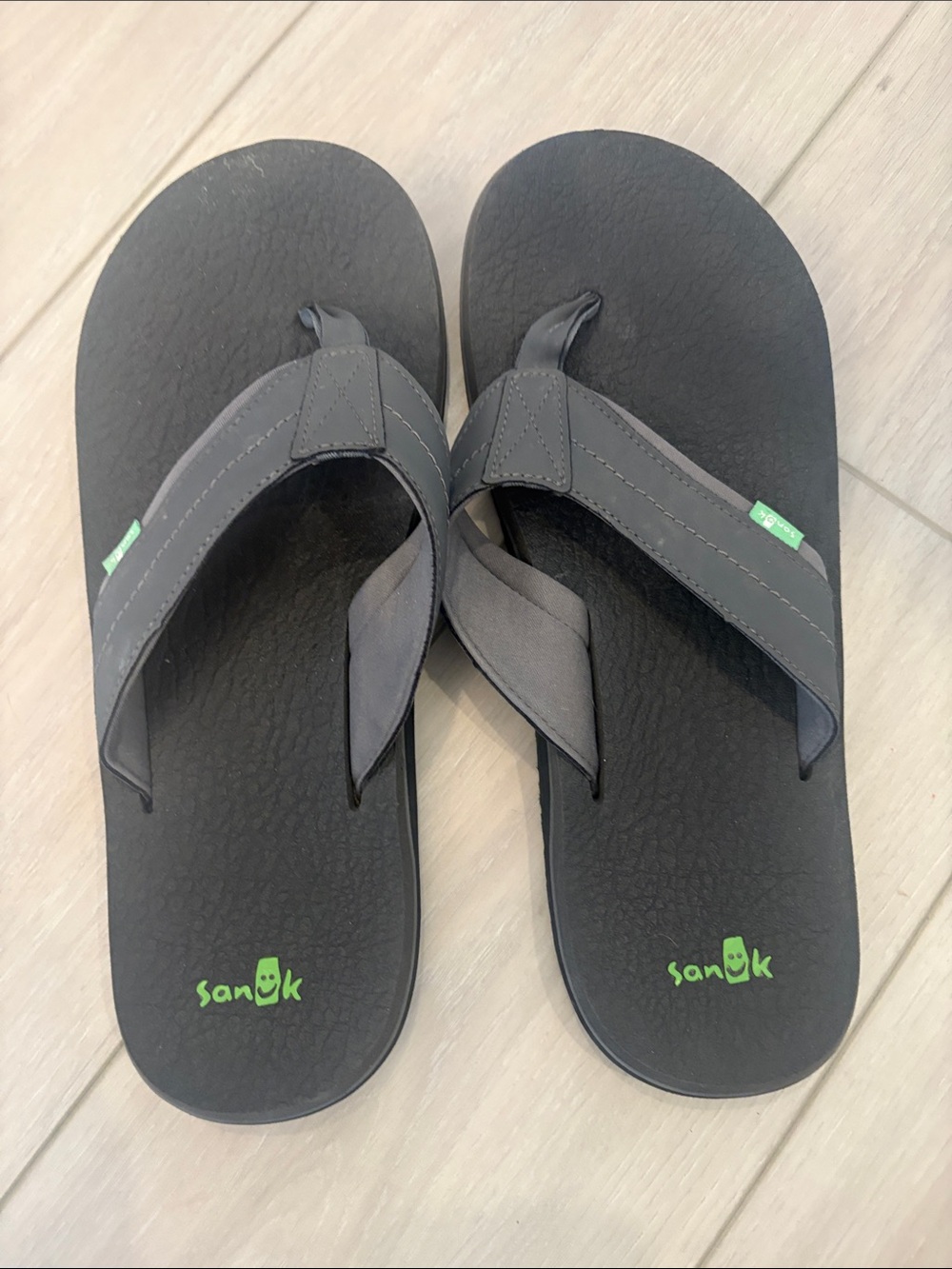 Sanuk Black & Gray Men's Thong Sandals with Green Logo